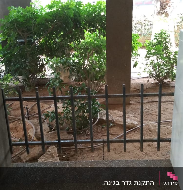 התקנת הגדר שפורק והוחזר בחזרה לגינה